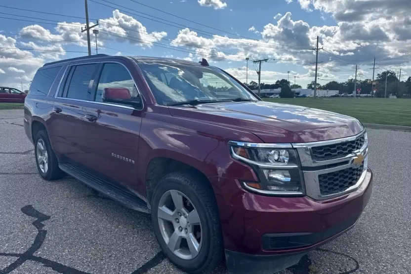 2017 Chevrolet Suburban LT photo 1