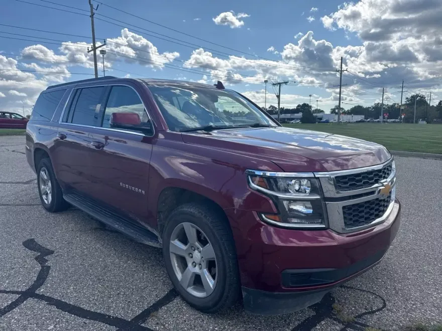 2017 Chevrolet Suburban LT photo 1
