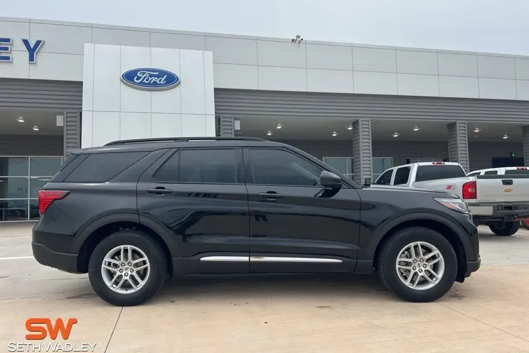 2025 Ford Explorer photo 1