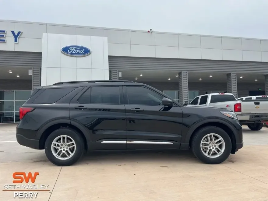 2025 Ford Explorer photo 1