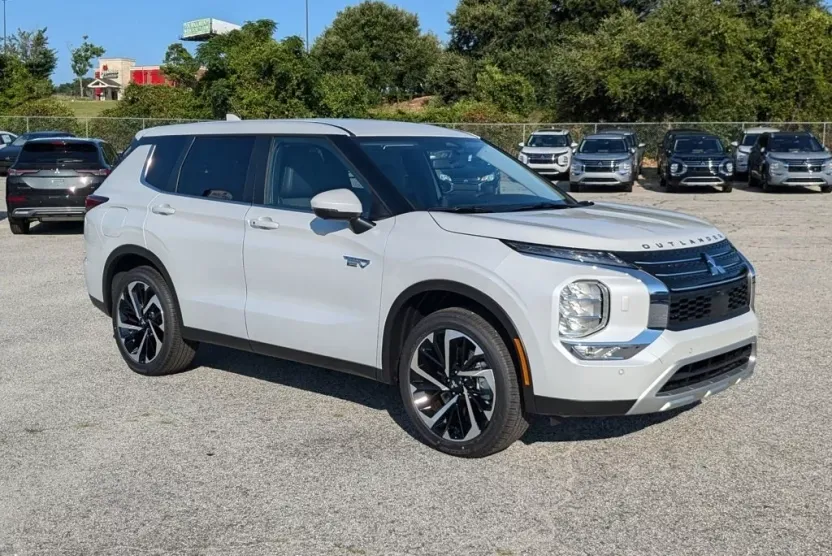 2025 Mitsubishi Outlander PHEV SE photo 1