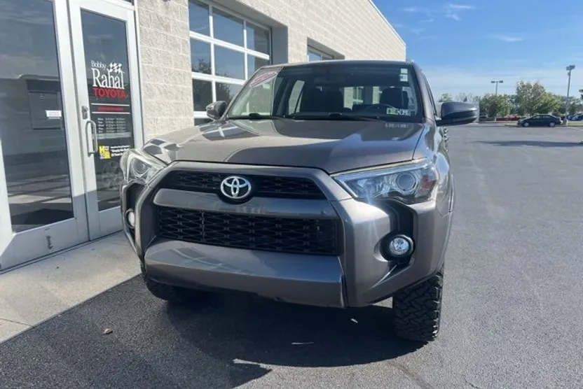 2017 Toyota 4Runner SR5 photo 1