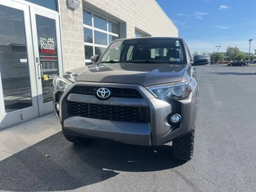 2017 Toyota 4Runner SR5 photo 1