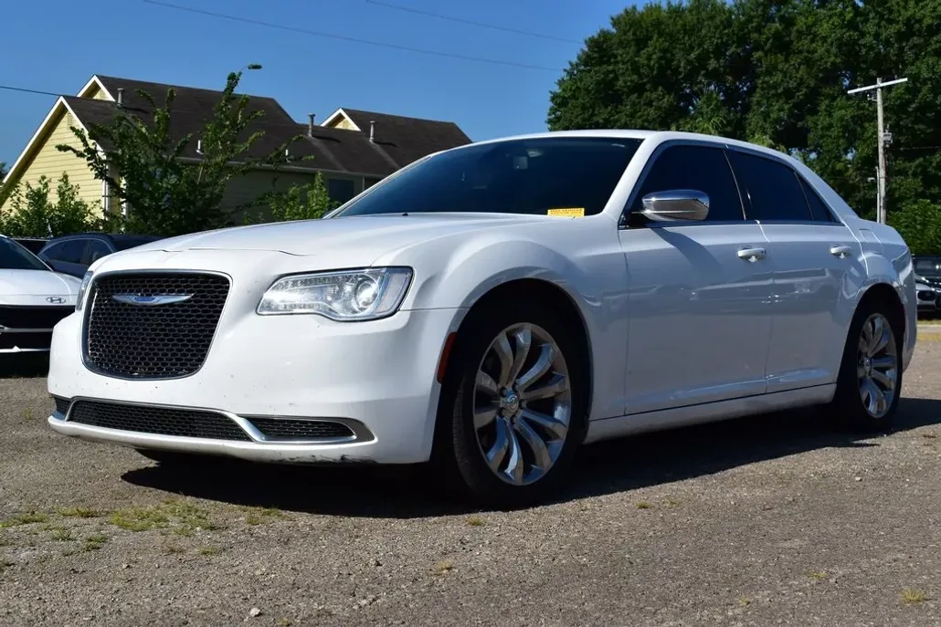 2018 Chrysler 300 Touring photo 1