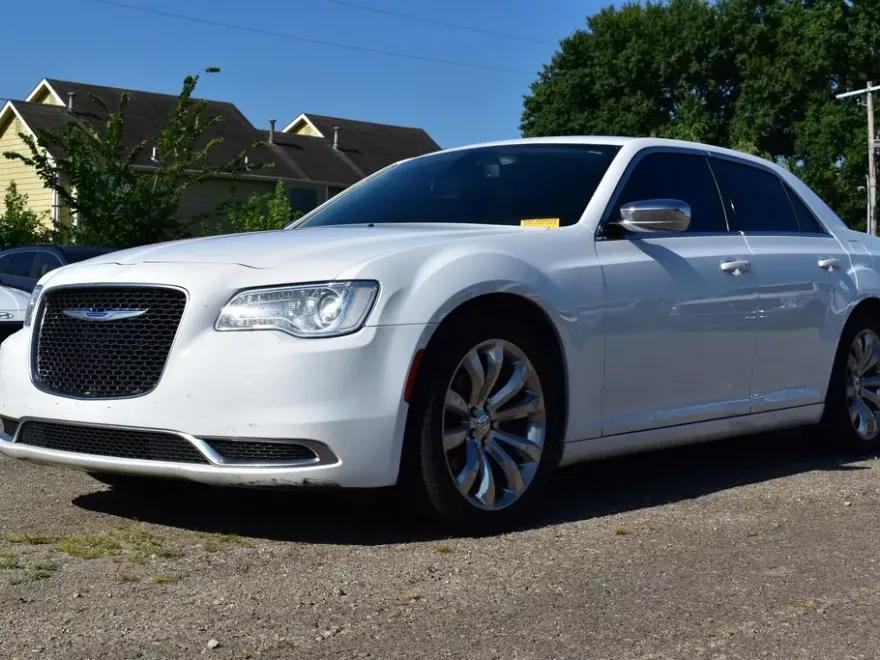 2018 Chrysler 300 Touring photo 1
