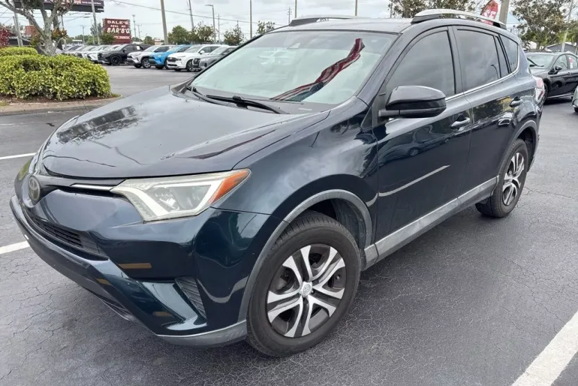 2017 Toyota RAV4 LE photo 1