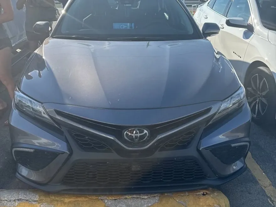 2022 Toyota Camry SE photo 1