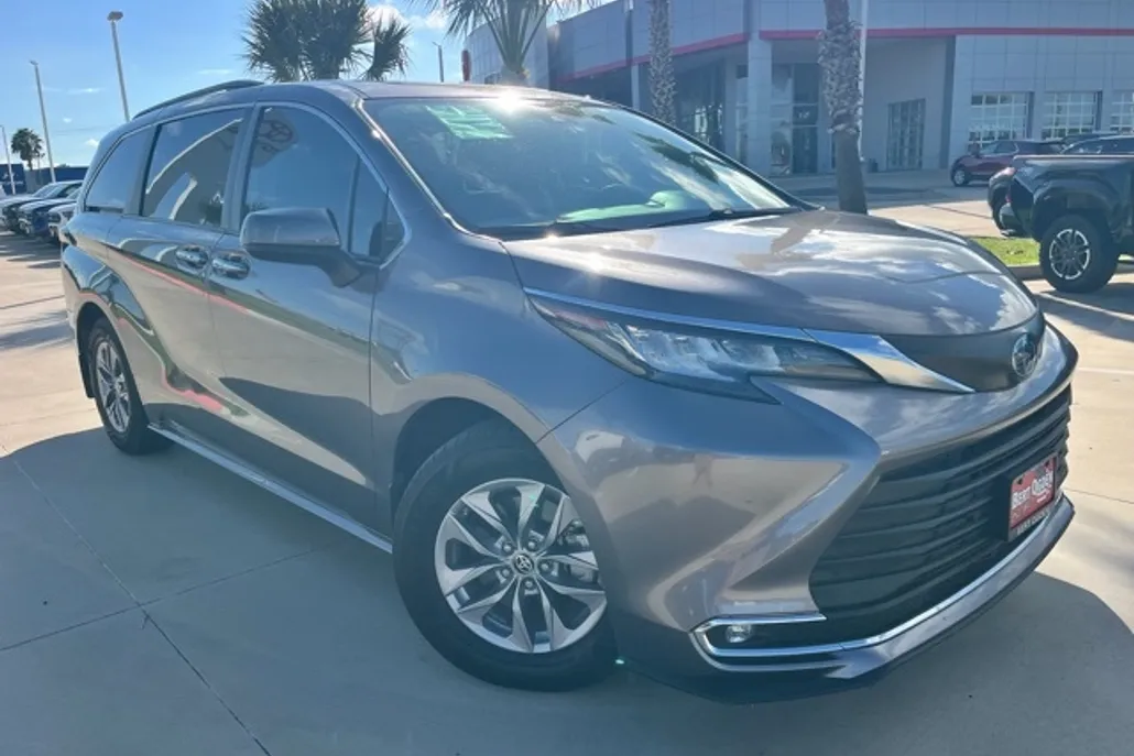 2022 Toyota Sienna XLE photo 1