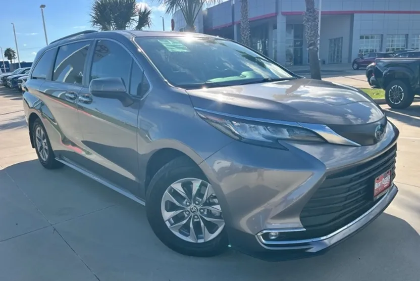 2022 Toyota Sienna XLE photo 1