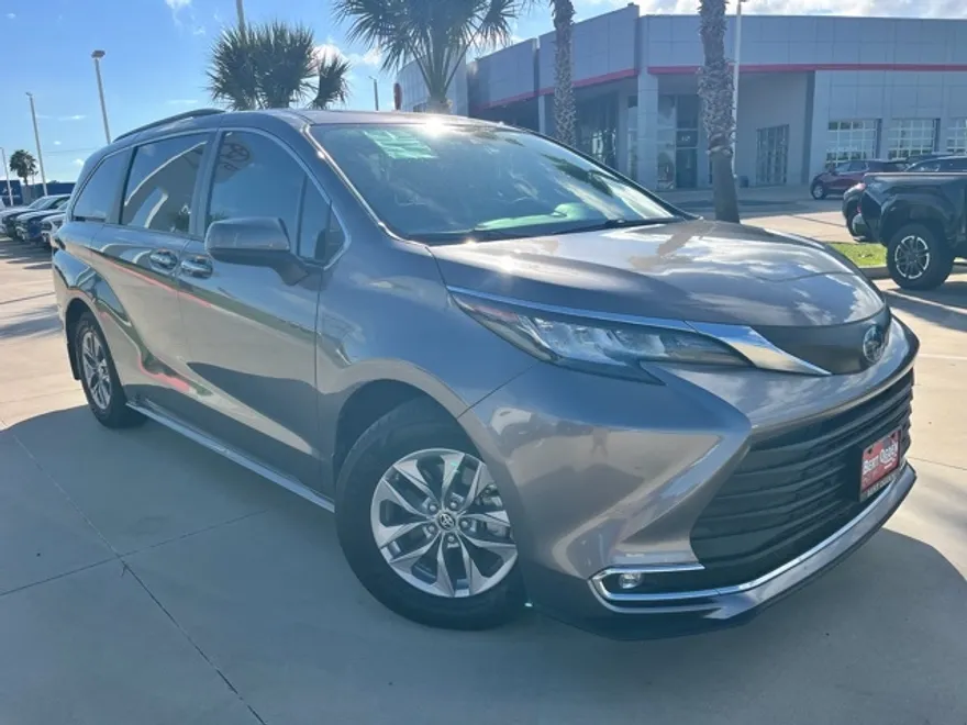 2022 Toyota Sienna XLE photo 1