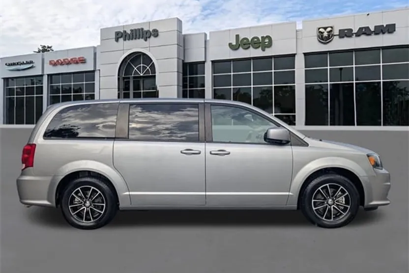 2019 Dodge Grand Caravan SXT photo 1