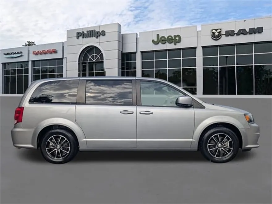 2019 Dodge Grand Caravan SXT photo 1