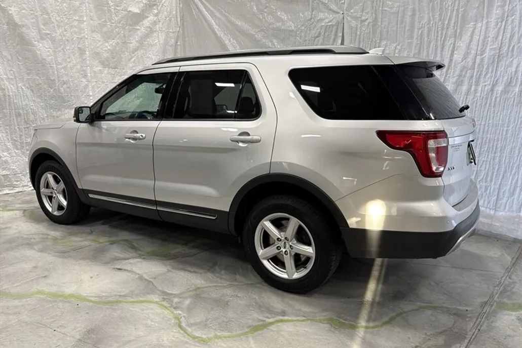 2017 Ford Explorer XLT photo 1