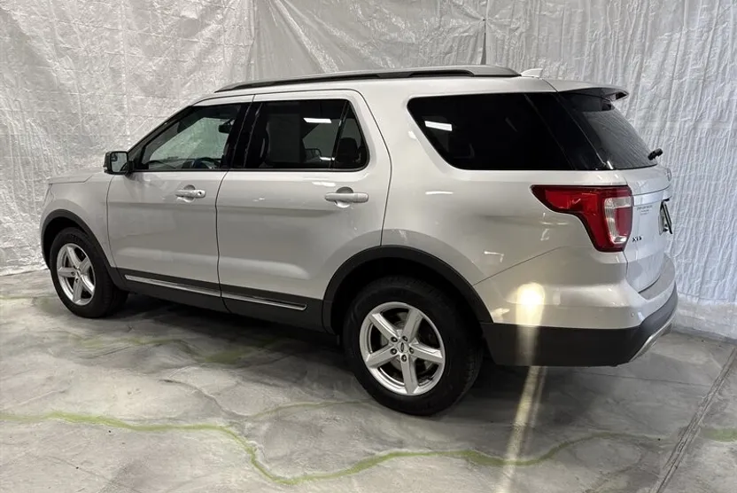 2017 Ford Explorer XLT photo 1