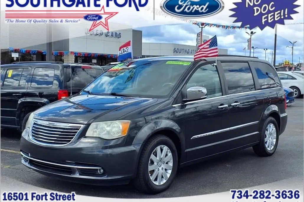 2012 Chrysler Town & Country photo 1
