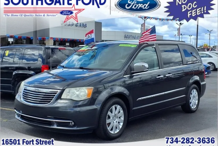 2012 Chrysler Town & Country photo 1