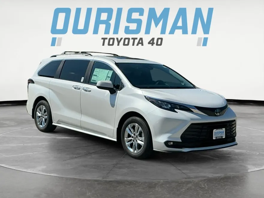 2025 Toyota Sienna XLE photo 1