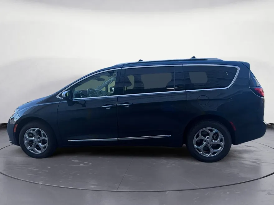 2021 Chrysler Pacifica Limited photo 1