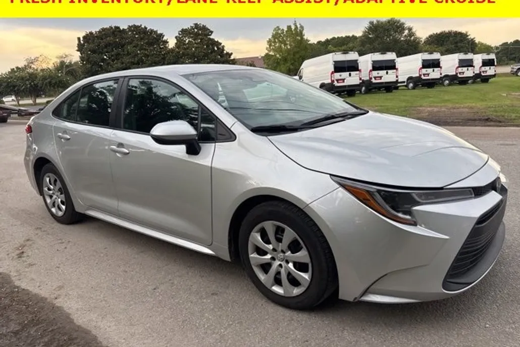 2023 Toyota Corolla LE photo 1