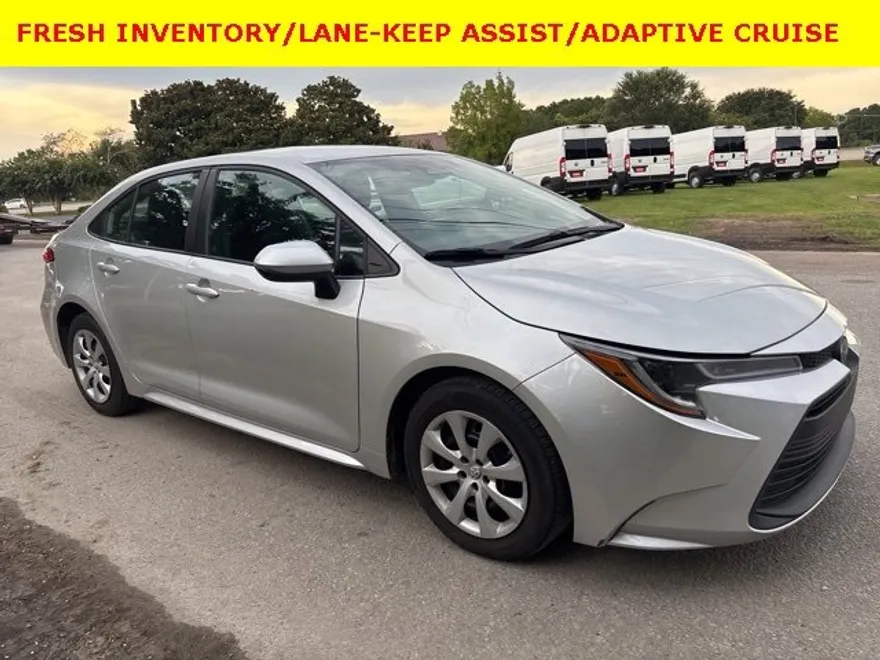 2023 Toyota Corolla LE photo 1