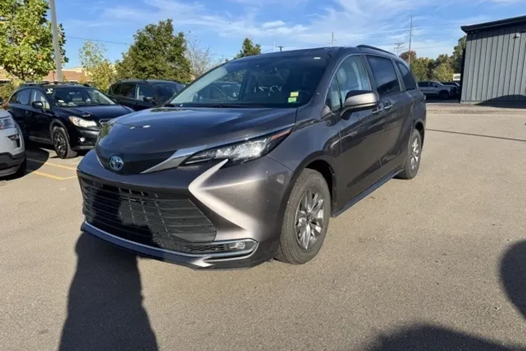 2023 Toyota Sienna XLE photo 1