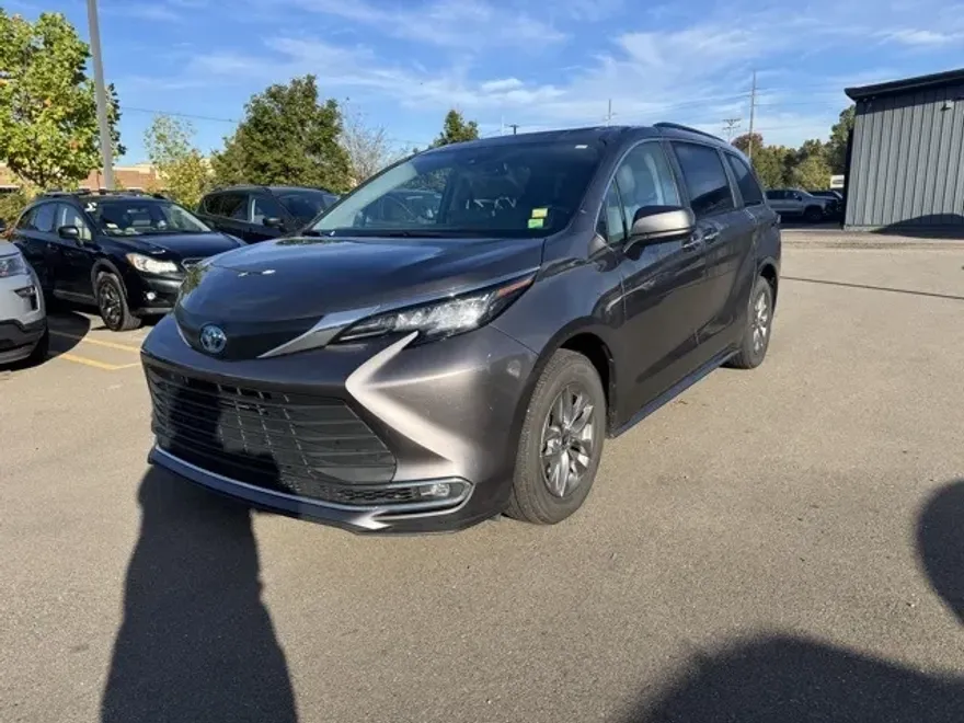 2023 Toyota Sienna XLE photo 1