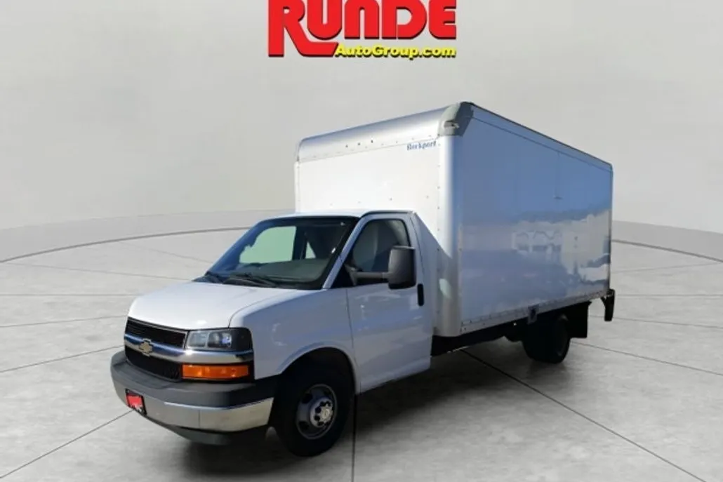 2017 Chevrolet Express Cutaway Van photo 1