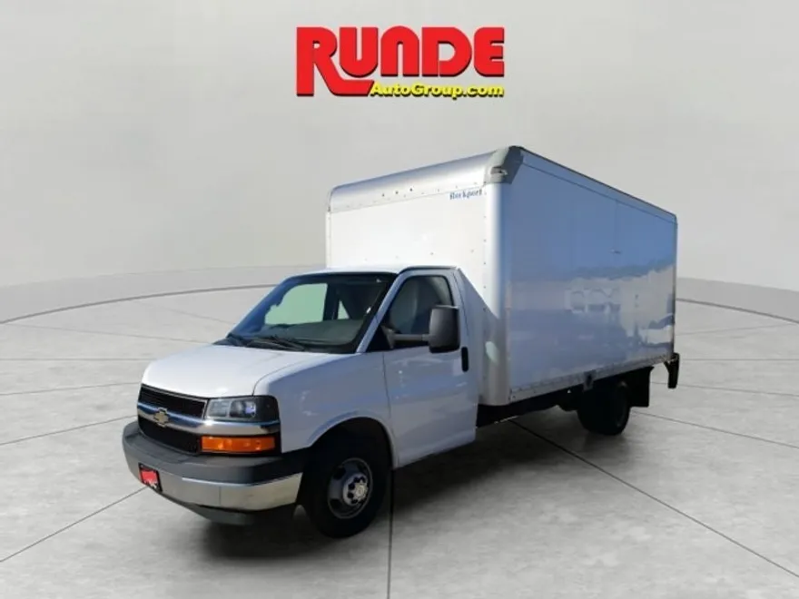 2017 Chevrolet Express Cutaway Van photo 1