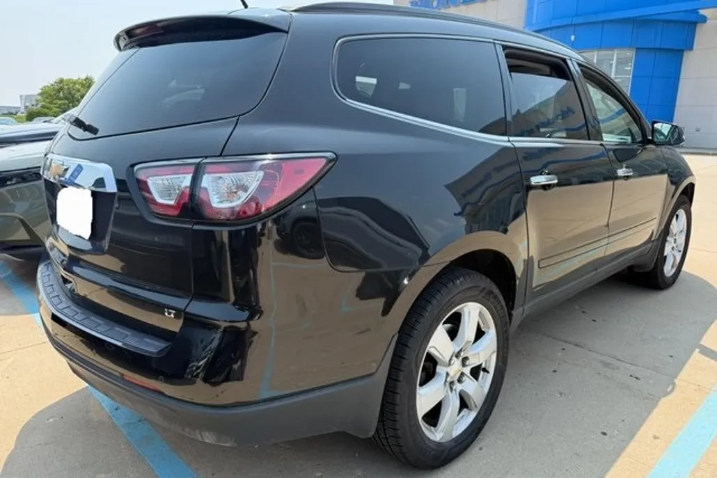 2017 Chevrolet Traverse 1LT photo 1