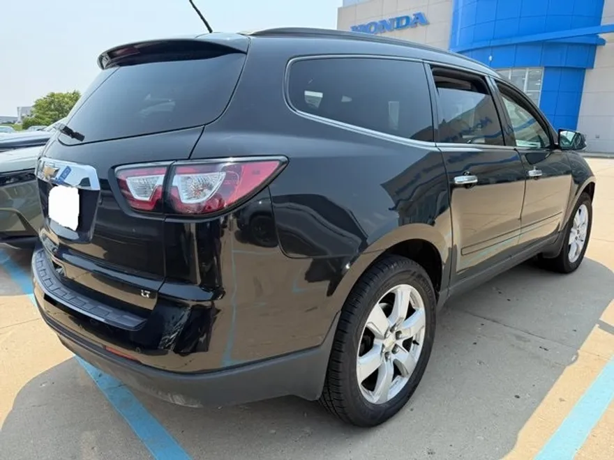 2017 Chevrolet Traverse 1LT photo 1