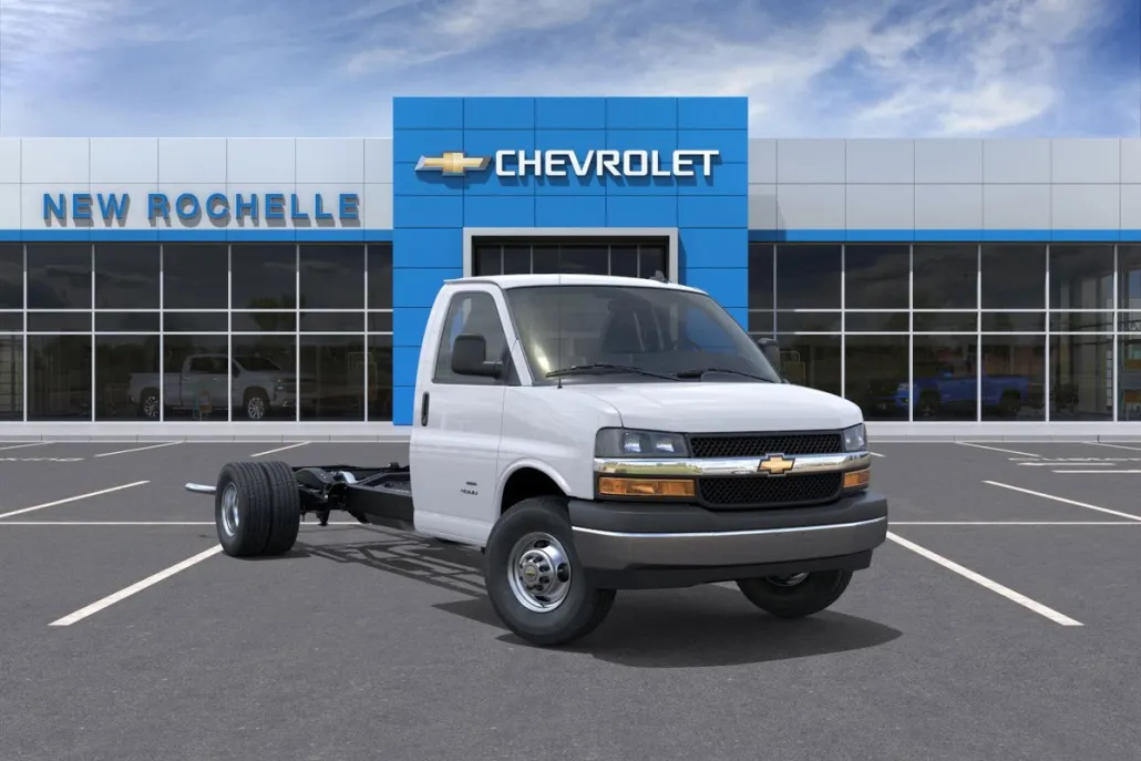 2025 Chevrolet Express Cutaway photo 1