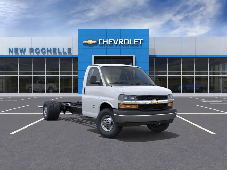 2025 Chevrolet Express Cutaway photo 1