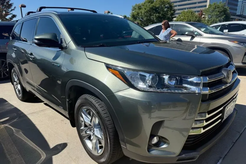 2019 Toyota Highlander Hybrid Limited photo 1