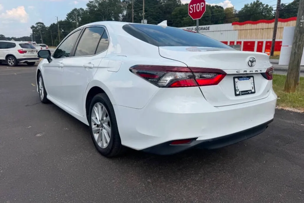 2023 Toyota Camry LE photo 1