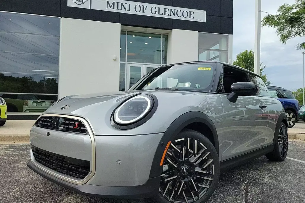 2025 Mini Cooper 2 Door Hardtop Iconic photo 1