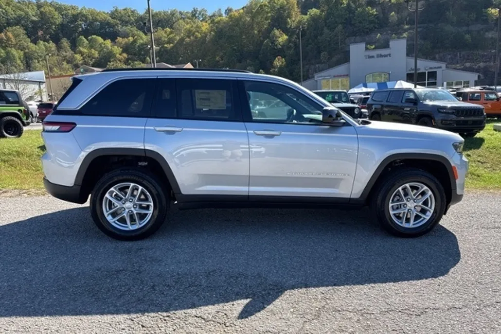2025 Jeep Grand Cherokee Laredo X photo 1