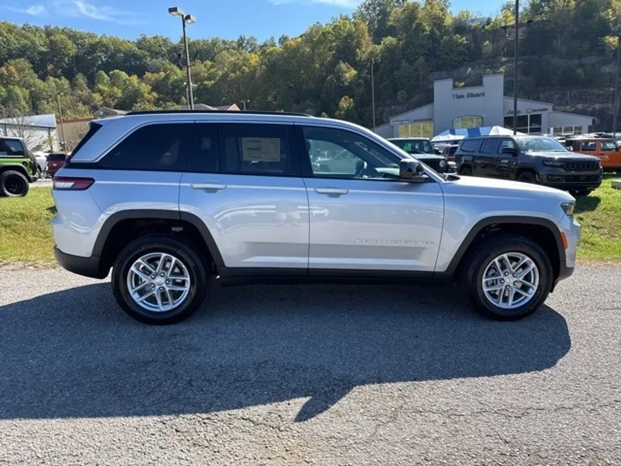 2025 Jeep Grand Cherokee Laredo X photo 1