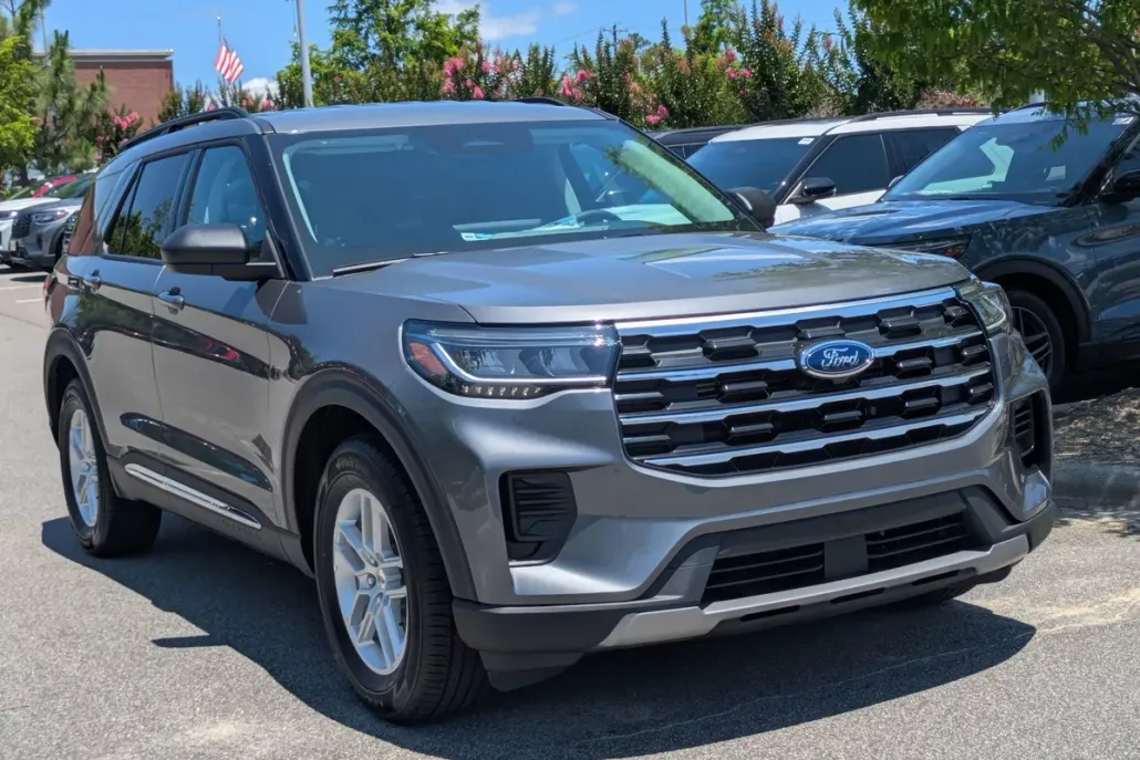 2025 Ford Explorer photo 1