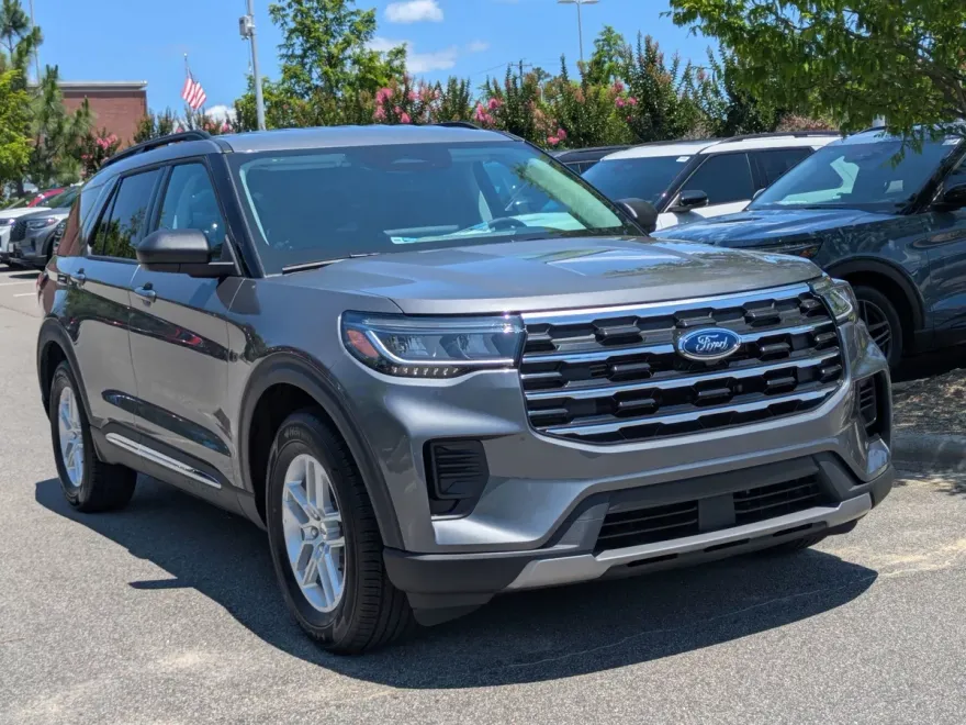 2025 Ford Explorer photo 1