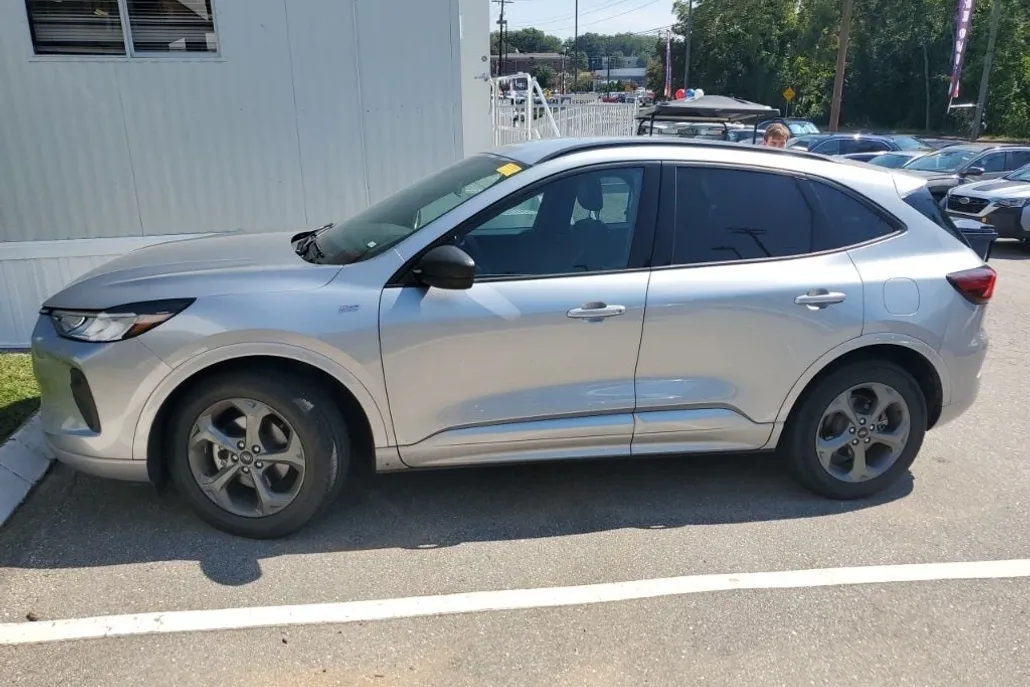 2024 Ford Escape ST-Line photo 1