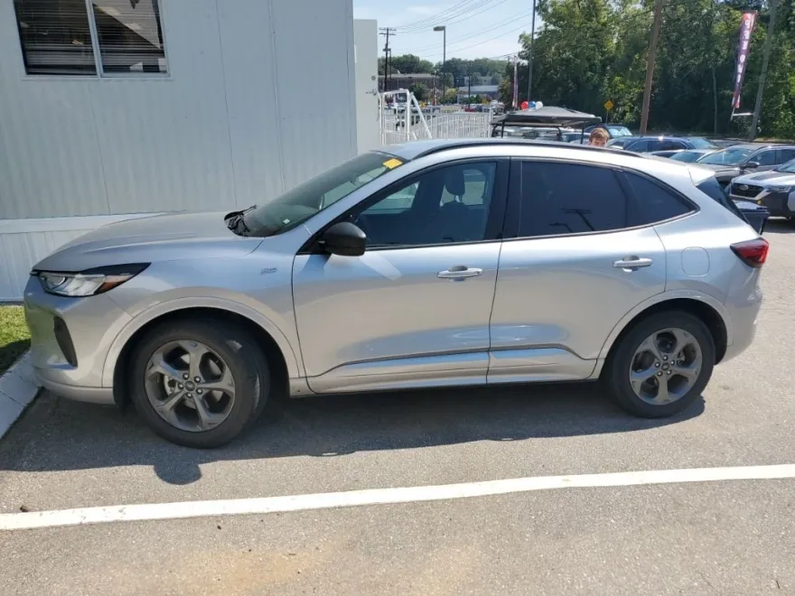 2024 Ford Escape ST-Line photo 1