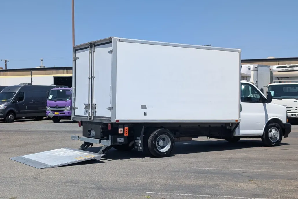 2019 Chevrolet Express 3500 Cutaway photo 1