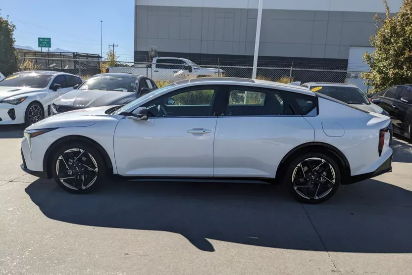 2025 Kia K4 GT-Line photo 1