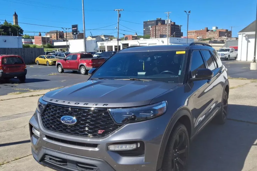 2022 Ford Explorer ST photo 1