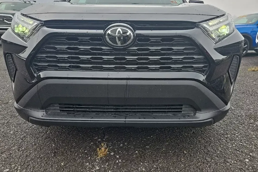2022 Toyota RAV4 XLE photo 1