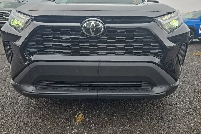 2022 Toyota RAV4 XLE photo 1