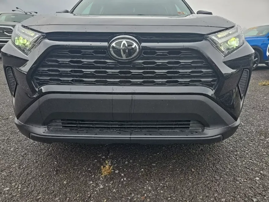 2022 Toyota RAV4 XLE photo 1