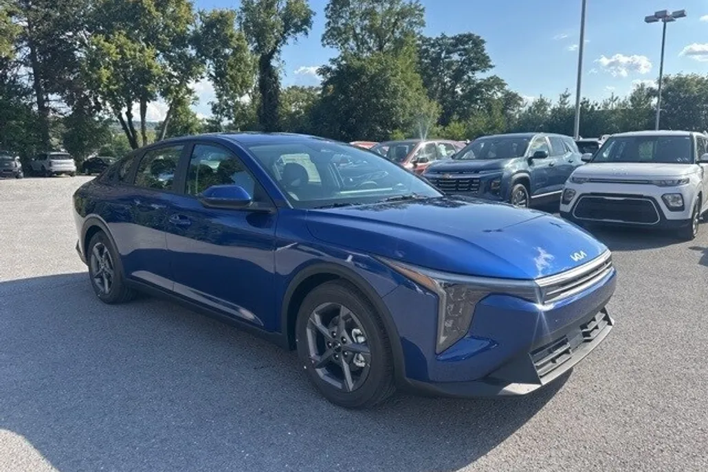 2025 Kia K4 LXS photo 1