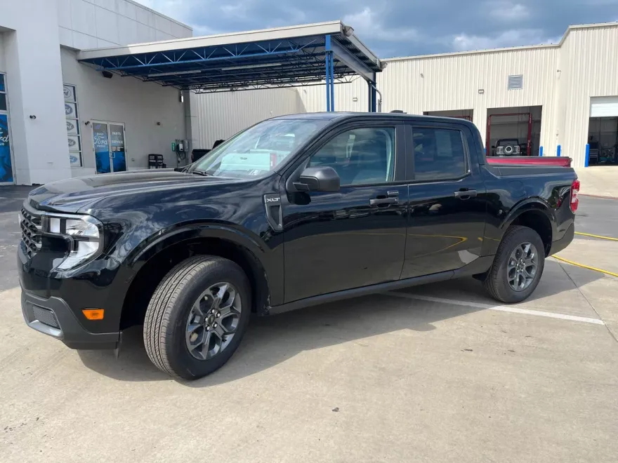 2025 Ford Maverick XLT photo 1