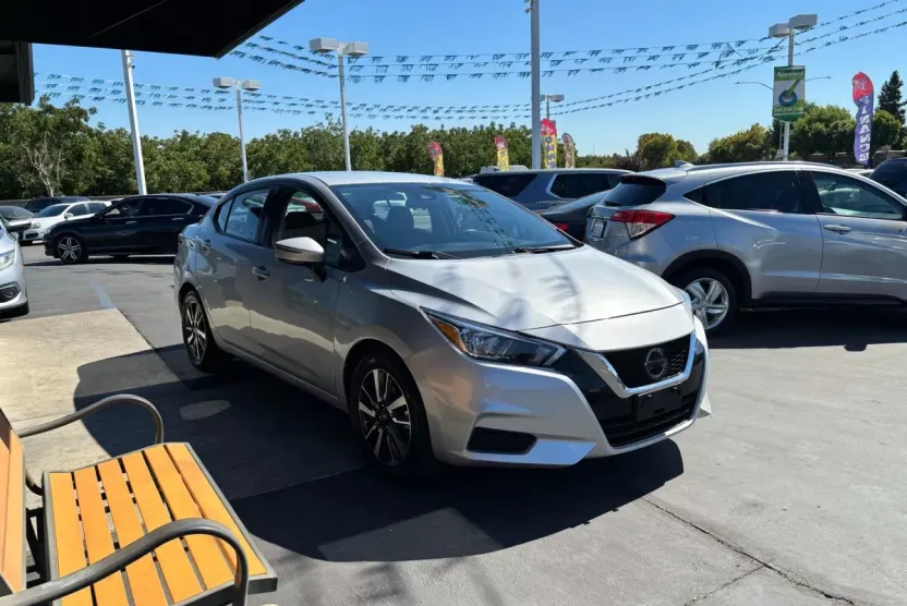 2021 Nissan Versa SV Sedan photo 1